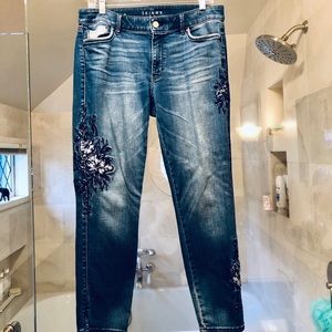 Stretchy cropped denim jeans. In stellar condition